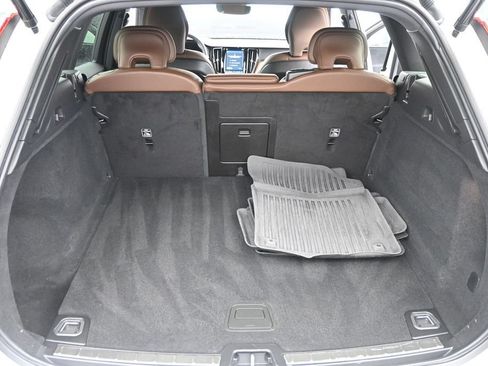 Certified 2023 Volvo XC60 B5 Plus w/ Climate Package FWD image 19
