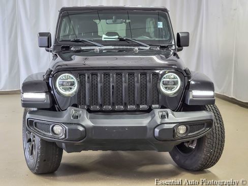 Used 2018 Jeep Wrangler Unlimited Sahara AWD/4WD image 4