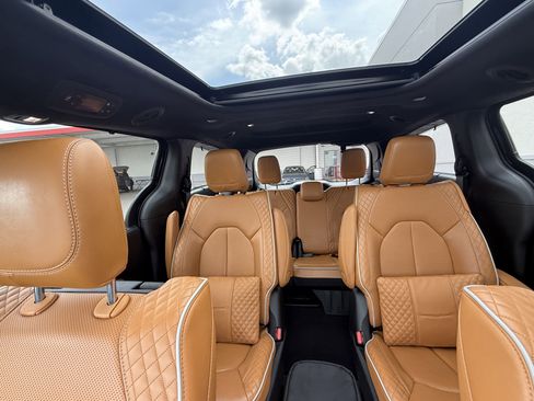 Used 2023 Chrysler Pacifica Pinnacle FWD image 9