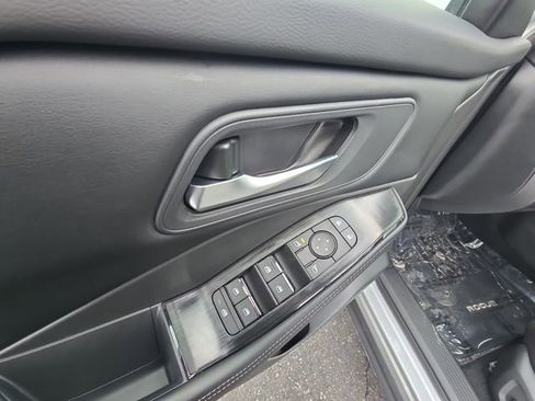 Used 2025 Nissan Rogue SV image 15