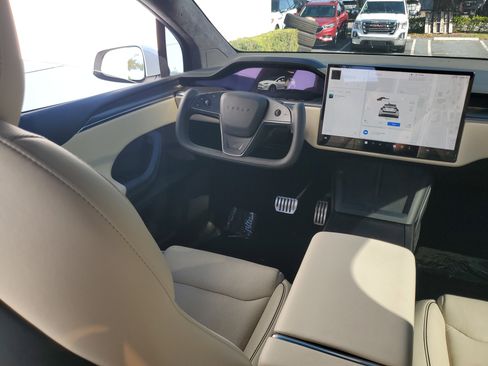 Used 2022 Tesla Model X Plaid image 12