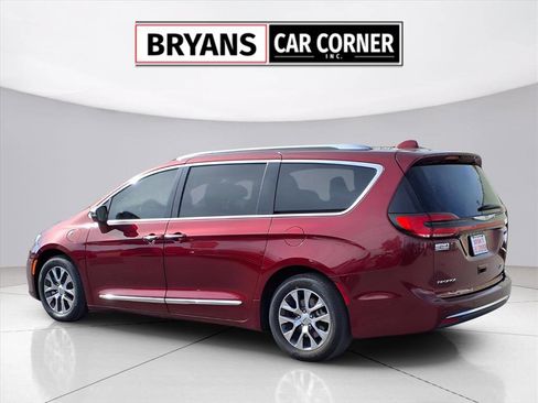 Used 2021 Chrysler Pacifica Limited w/ Uconnect Theater Family Group image 3