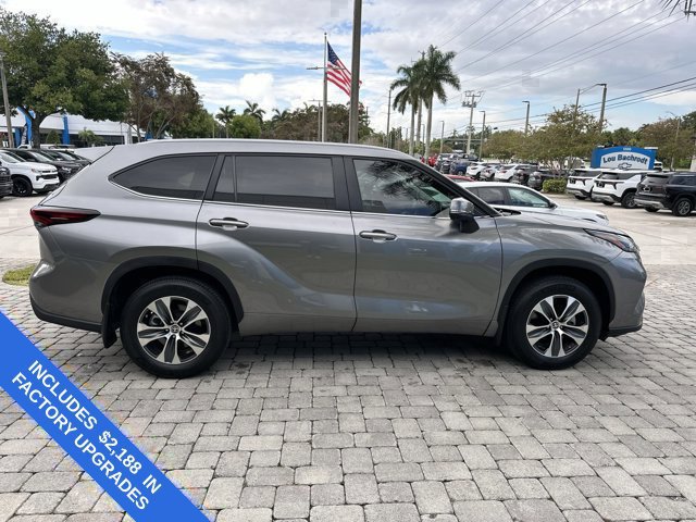 Used 2025 Toyota Highlander XLE FWD image 9