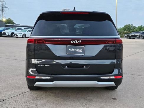 Used 2024 Kia Carnival EX image 7