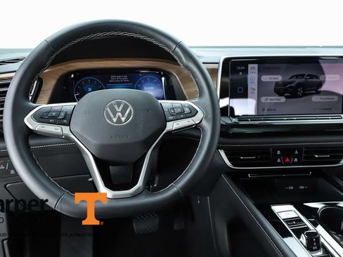Used 2025 Volkswagen Atlas SE w/ Panoramic Sunroof Package FWD image 60