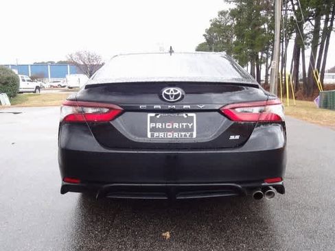 Used 2021 Toyota Camry SE image 3