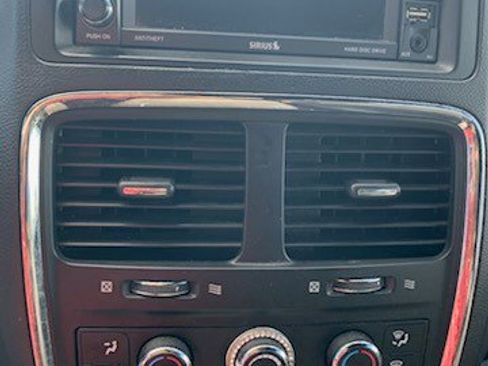 Used 2019 Dodge Grand Caravan SXT image 8