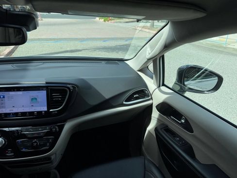 Used 2024 Chrysler Pacifica Touring-L FWD image 38