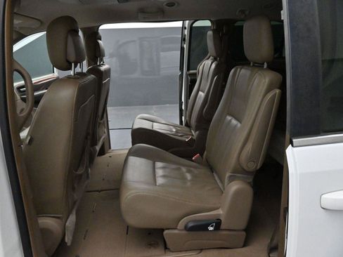 Used 2016 Chrysler Town & Country Touring FWD image 28
