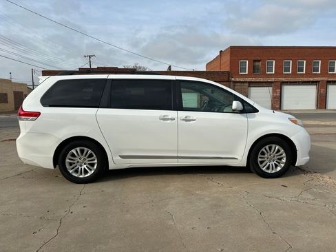 Used 2013 Toyota Sienna XLE w/ Entertainment Pkg image 7