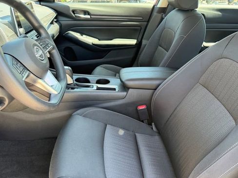 Used 2025 Nissan Altima 2.5 SV FWD image 9