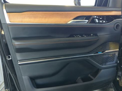 Used 2022 Jeep Grand Wagoneer Series III image 20