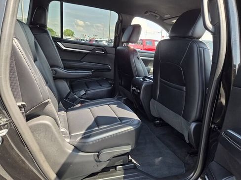 Used 2026 GMC Acadia Elevation w/ Elevation Premium Package FWD image 17
