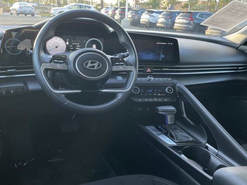 Certified 2025 Hyundai Elantra SEL image 6