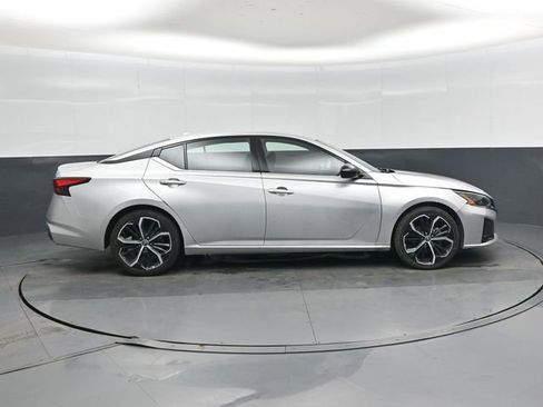 Used 2023 Nissan Altima 2.5 SR FWD image 2