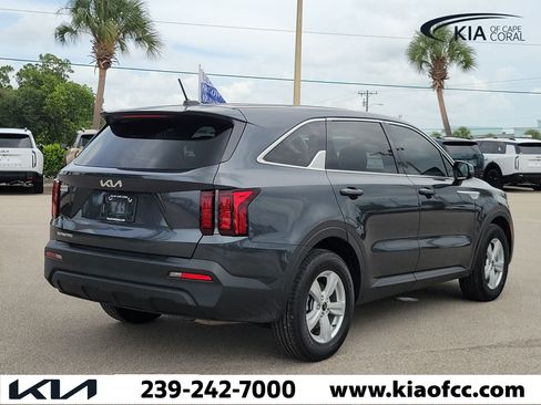 Certified 2023 Kia Sorento LX FWD image 6