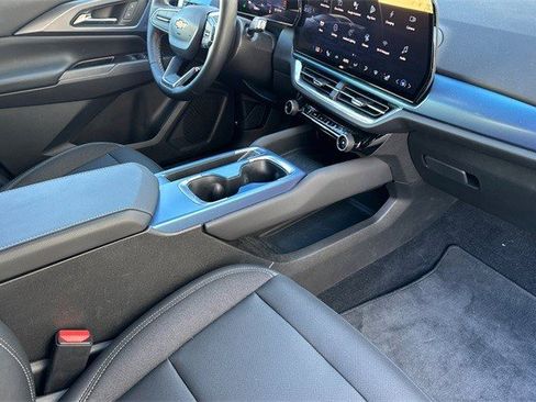 Certified 2024 Chevrolet Equinox EV LT image 25