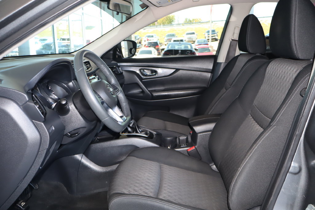 Used 2017 Nissan Rogue SV FWD image 15