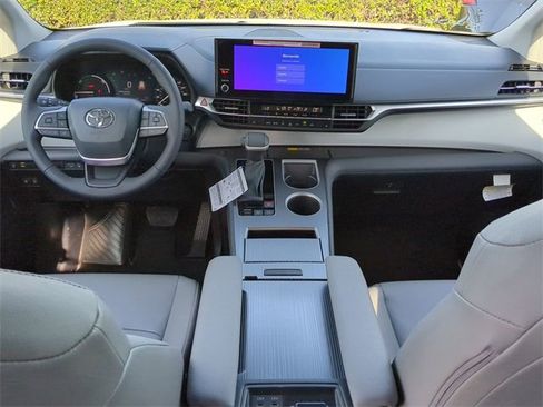 New 2026 Toyota Sienna XLE image 15