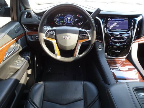 Used 2020 Cadillac Escalade Luxury AWD/4WD image 13