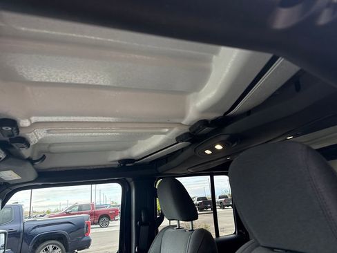 Used 2025 Jeep Wrangler Unlimited Sahara AWD/4WD image 27