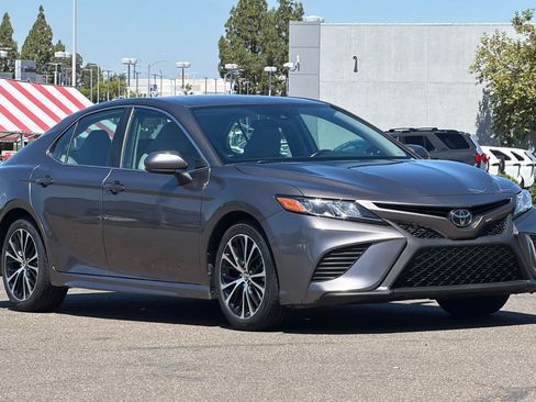 Used 2019 Toyota Camry SE FWD image 5