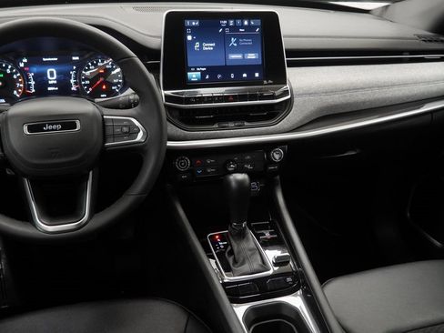 Used 2025 Jeep Compass Latitude image 23