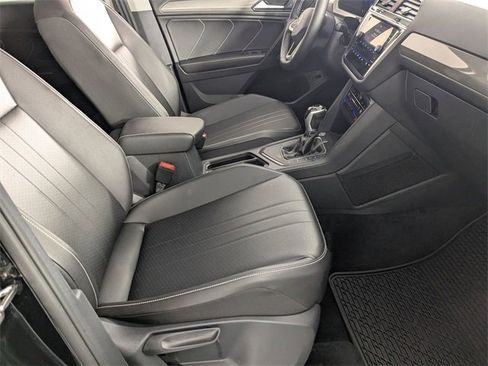 Used 2022 Volkswagen Tiguan SE image 34