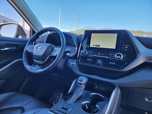 Used 2023 Toyota Highlander XLE image 13