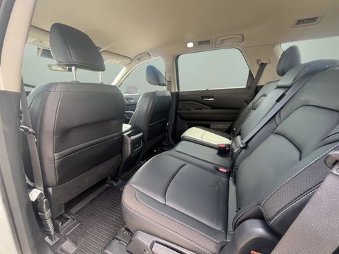 Used 2023 Nissan Pathfinder SL w/ Black Appearance Package AWD/4WD image 25