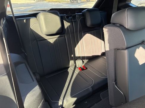 Used 2023 Volkswagen Tiguan SE R-Line image 8