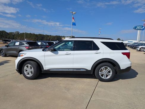 Used 2023 Ford Explorer XLT image 5