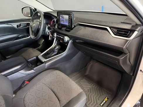 Used 2021 Toyota RAV4 LE w/ Carpet Mat Package (TMS) AWD/4WD image 19