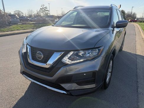 Used 2020 Nissan Rogue SV image 2