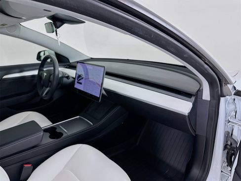 Used 2022 Tesla Model 3 Long Range image 32