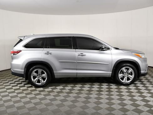Used 2016 Toyota Highlander Limited w/ Driver Technology Package AWD/4WD image 5