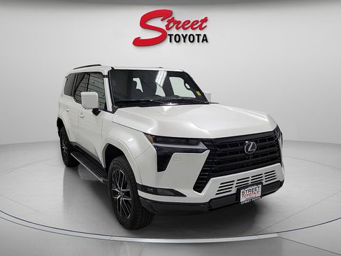 Used 2025 Lexus GX 550 w/ Accessory Package (2T) image 3