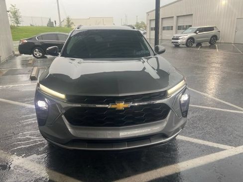 Used 2024 Chevrolet Trax LT w/ Driver Confidence Package FWD image 2