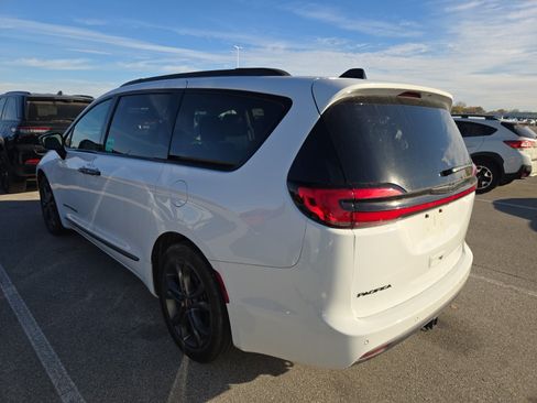 Used 2024 Chrysler Pacifica Touring-L w/ Road Tripper Package FWD image 4