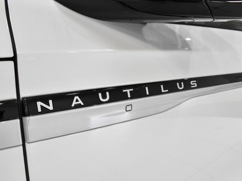 Used 2025 Lincoln Nautilus Premier AWD/4WD image 12