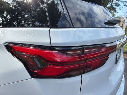 Used 2023 Chevrolet Traverse Premier image 13