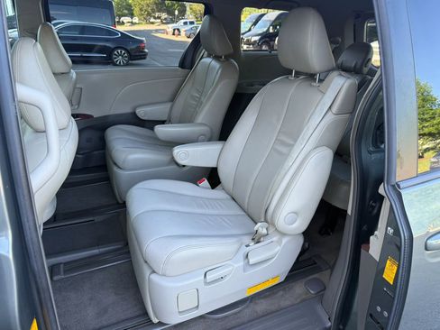 Used 2014 Toyota Sienna XLE AWD/4WD image 24