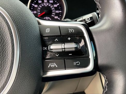 Used 2024 Kia Carnival LX FWD image 21