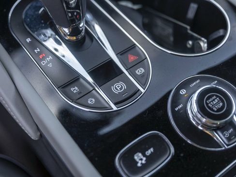 Certified 2025 Bentley Bentayga AWD/4WD image 43