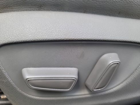 Used 2023 Toyota Highlander LE FWD image 11