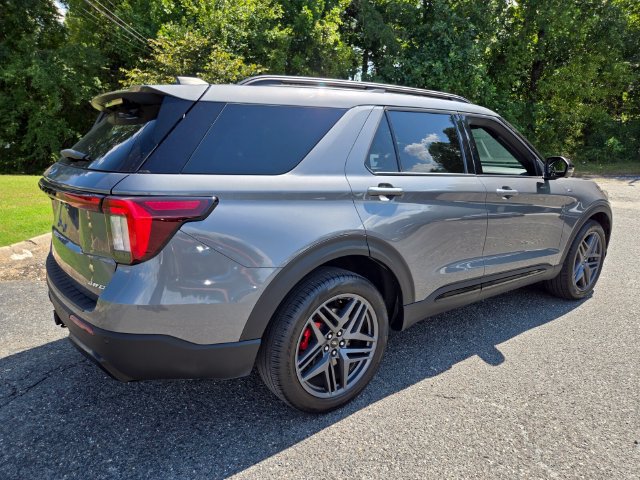 Used 2025 Ford Explorer ST-Line w/ ST-Line Street Pack AWD/4WD image 8