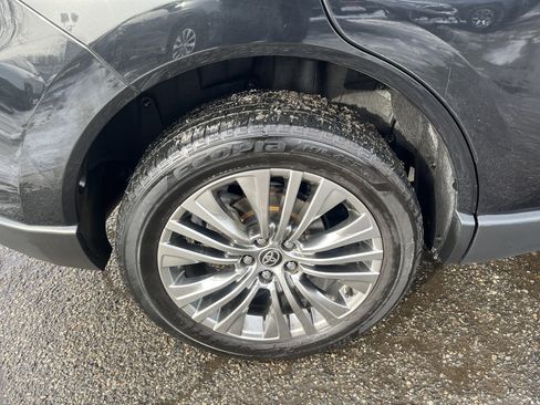 Used 2023 Toyota Venza Limited image 15