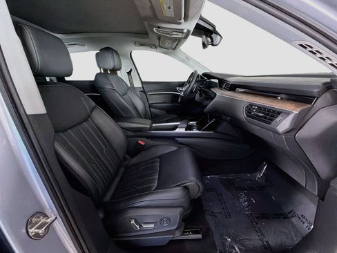 Used 2019 Audi e-tron Prestige w/ Prestige Package AWD/4WD image 30