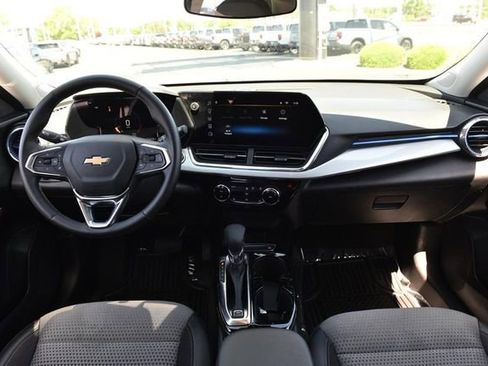 Used 2025 Chevrolet Trax LT w/ LT Convenience Package FWD image 7