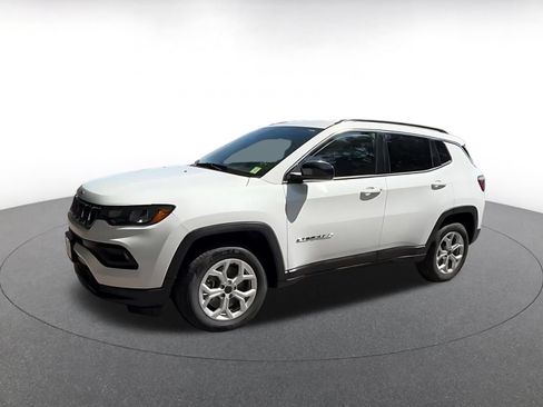 Used 2025 Jeep Compass Latitude AWD/4WD image 8